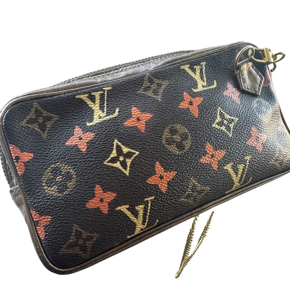 ❌-SOLD IN STORE ❌-Louis Vuitton Pochette Custom Painted Crossbody/Clutch - Picture 4 of 13